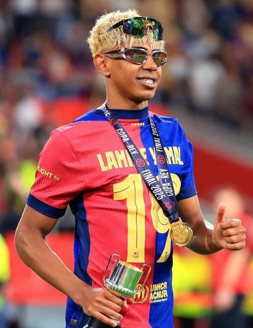 埃姆雷-詹：我还没有恢复到100%；我在中后卫位置上感觉很舒适（埃姆雷-詹：尚未恢复至100%，但踢中后卫让我很舒服）