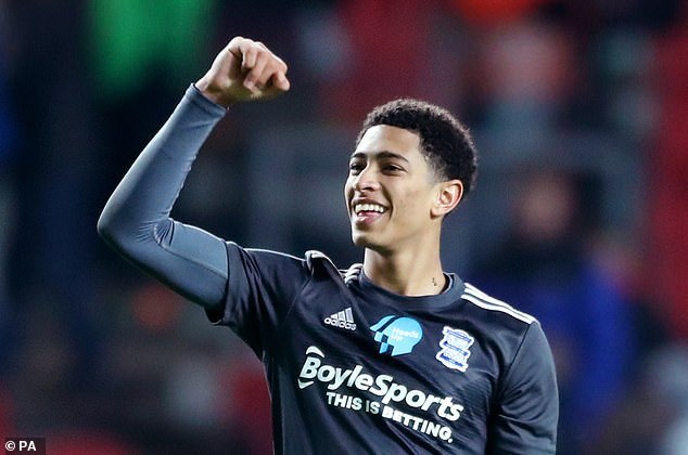 意甲11月最佳球员候选：迈尼昂、劳塔罗、瓦尔迪入选（迈尼昂、劳塔罗、瓦尔迪入围意甲11月最佳球员候选）