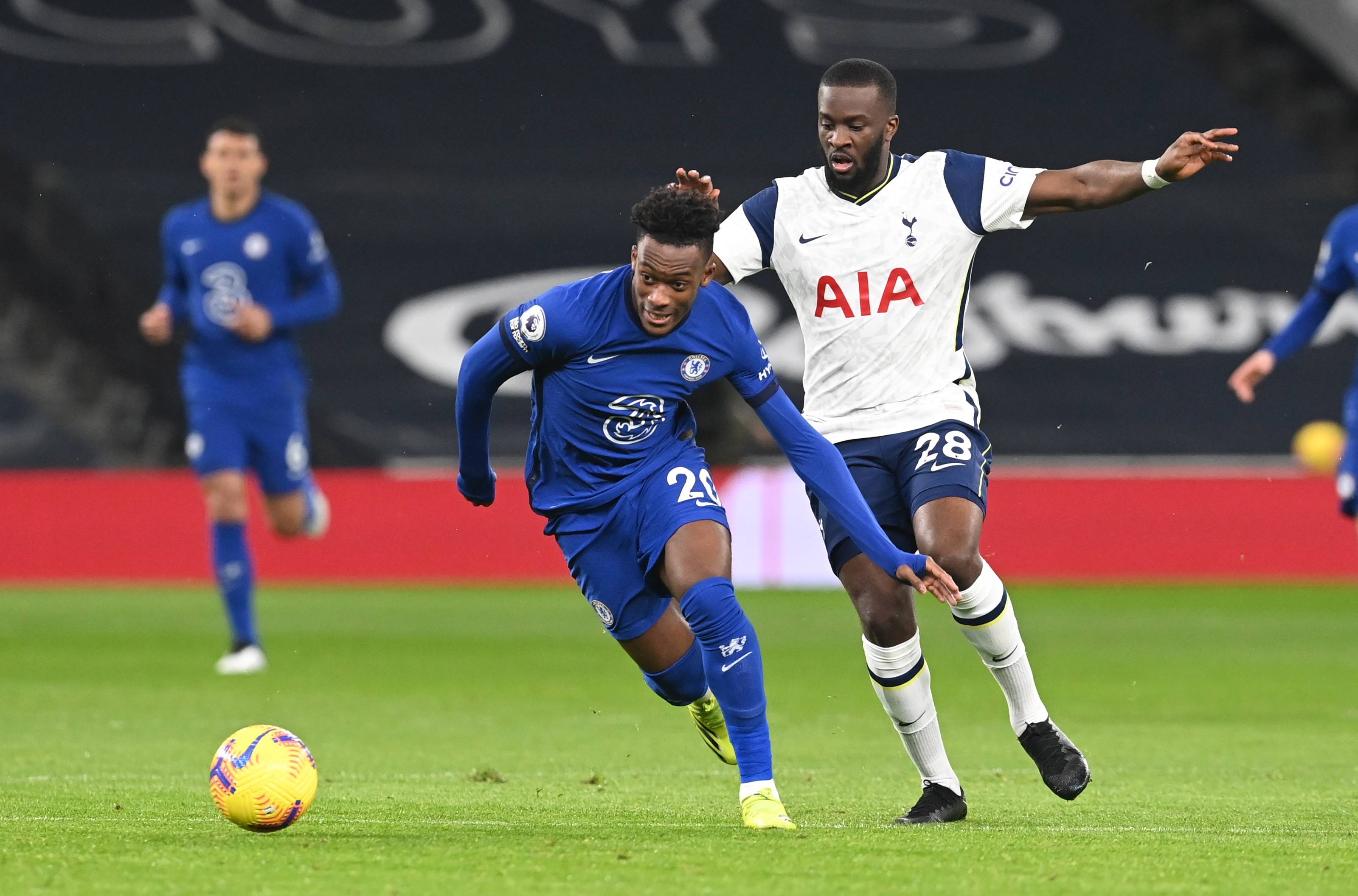 科隆vs法兰克福：卡明斯基、侯赛因巴希奇首发，格策、堂安律出战（科隆迎战法兰克福：卡明斯基、侯赛因巴希奇首发，格策与堂安律登场）