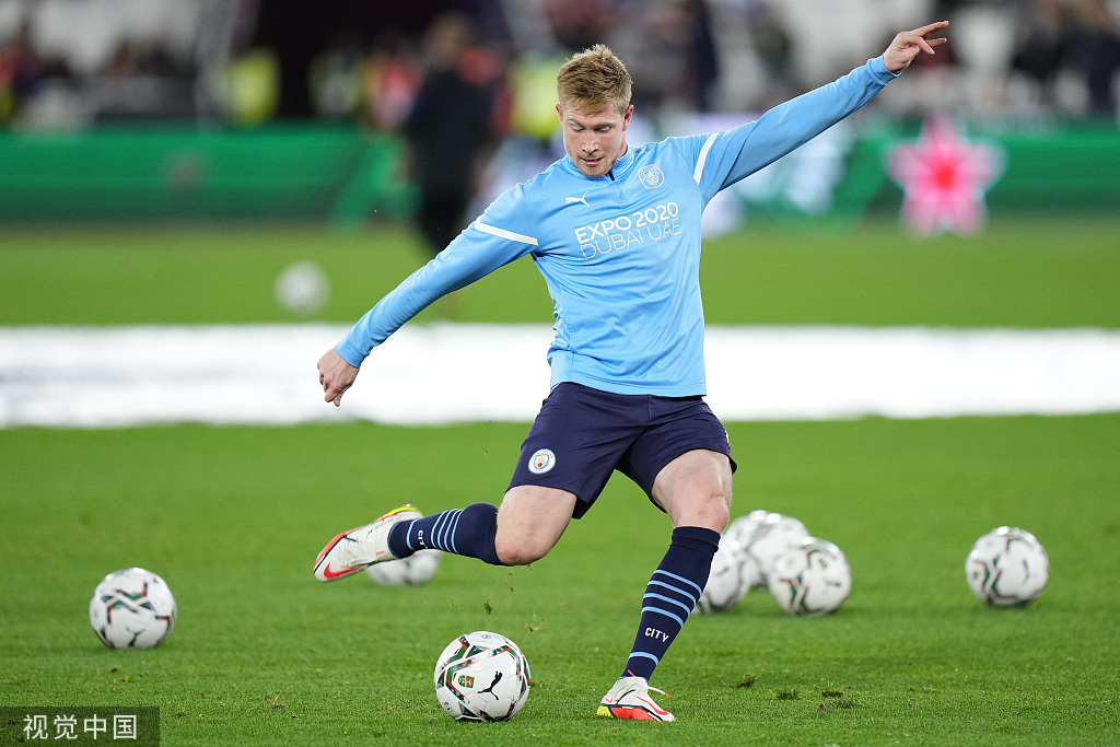 解析国米中场名将，球迷怒斥到莱万为他点赞，双刃剑用好能成惊喜（国米中场名将深度解读：从遭球迷怒喷到获莱万点赞，善用这把双刃剑或带来惊喜）