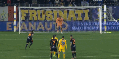 北雪平球迷向场内投掷烟花，瑞典超甲升级附加赛被迫中断