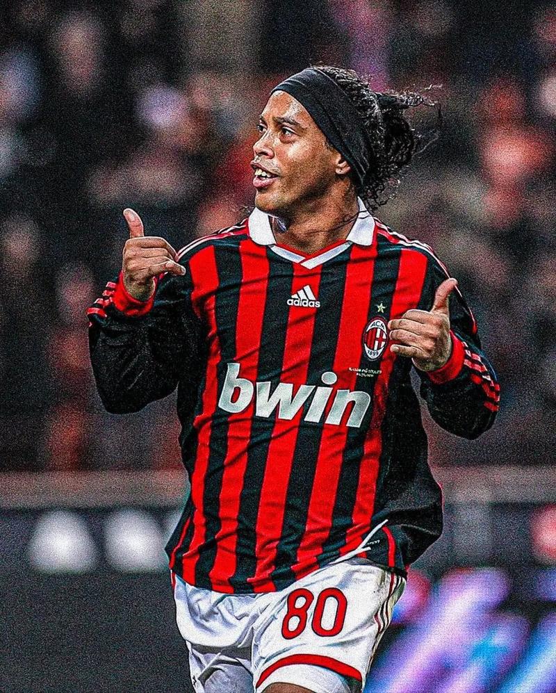 奥斯卡庆祝海港夺冠：我们是冠军！祝贺我的队友、朋友和球迷（奥斯卡为海港封王喝彩：我们是冠军！感谢我的队友、朋友与球迷）